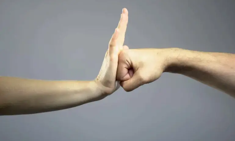 Още един защитник на насилника с макетния нож: БАН наказва свой служител заради публикация - Tribune.bg