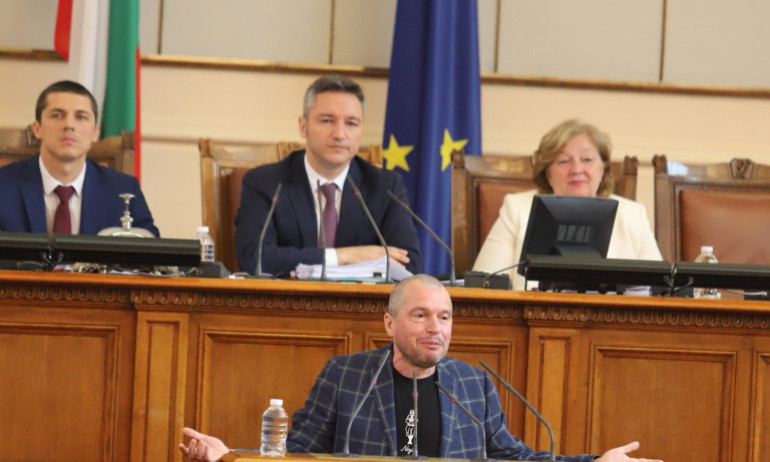 Тошко Йорданов: Петков да разбере, че депутатите не са проститутки, за да бъдат пазарувани от Околовръстното - Tribune.bg