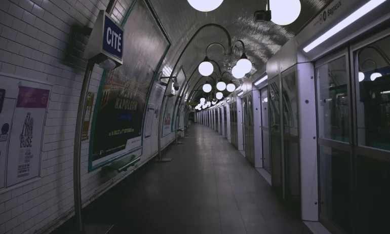 Задържаха мъж, подпалил спяща жена във влак на метрото в Бруклин - Tribune.bg