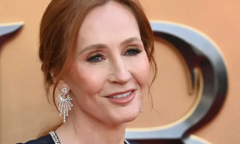 Пак атакуват авторката на Хари Потър: Нарекла трансжена мъж, който няма място в женската съблекалня - Tribune.bg