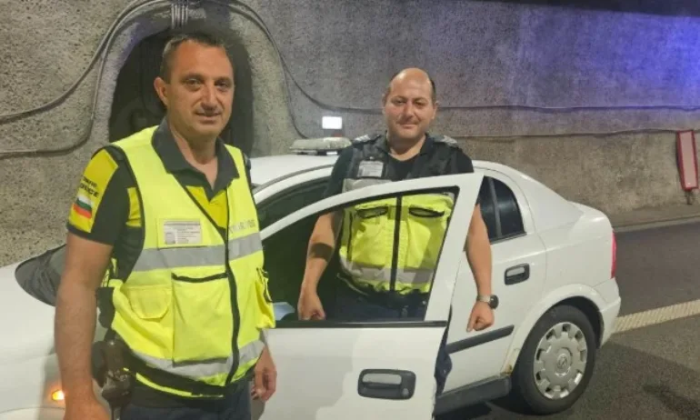 Министър Даниел Митов поздрави полицаи, спасили мъж с инфаркт в задръстване на АМ Хемус - Tribune.bg