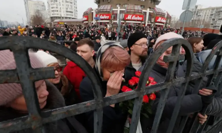 Над 100 души са задържани при поклонението пред Навални в Москва - Tribune.bg