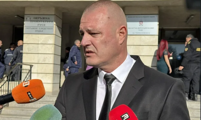 Съпругата на ст. комисар Кожухаров: Видях го паднал на земята, държеше се за кръста - Tribune.bg