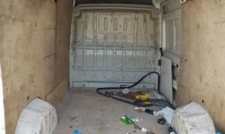 20 мигранти, сред които 4-месечно бебе, бяха хванати в товарен микробус - Tribune.bg