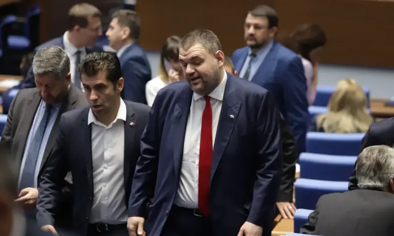 Усилието на умните и красивите бе да станат Пеевски, но стигнаха само едно мазно кафе в скута му - Tribune.bg