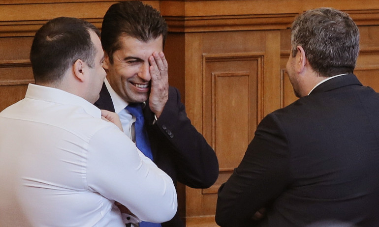 Историческо! Кабинетът Петков е първият, паднал след вот на недоверие - Tribune.bg