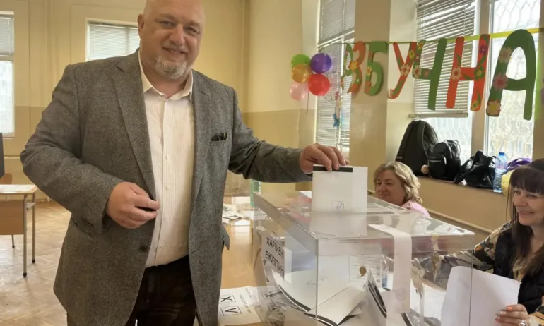 Кралев: Гласувах с хартиена бюлетина, за да не откраднат гласа ми! - Tribune.bg