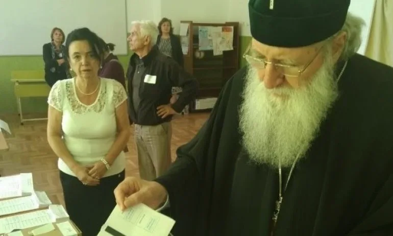 Българският патриарх Неофит упражни правото си на глас в местните избори - Tribune.bg