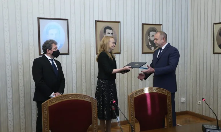 Очаквано: Радев връчи мандата, а ИТН го върнаха - Tribune.bg