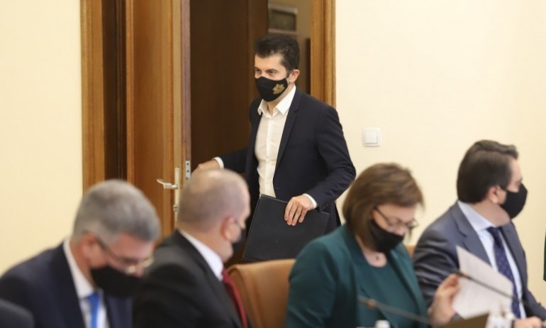 При съкращаване на администрацията: Кирил Петков със 17 съветника, Калина Константинова с 12 - Tribune.bg