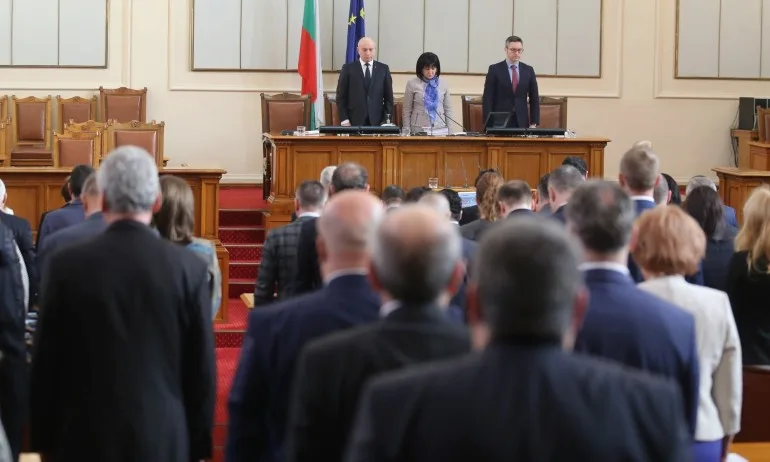 Депутатите почетоха с минута мълчание паметта на акад. Благовест Сендов - Tribune.bg