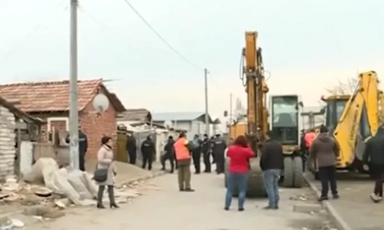 Багери продължават да събарят незаконните ромски къщи във Войводиново - Tribune.bg