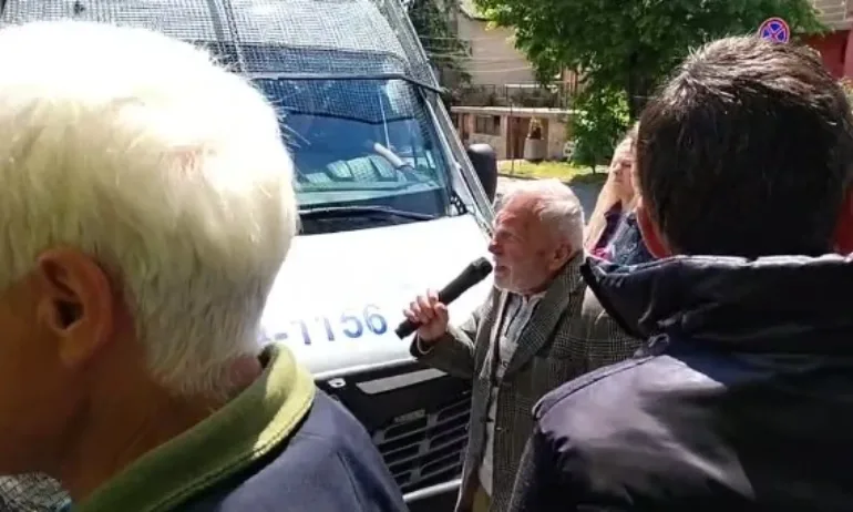 Малоброен протест за референдума на Радев пред дома на Борисов - Tribune.bg