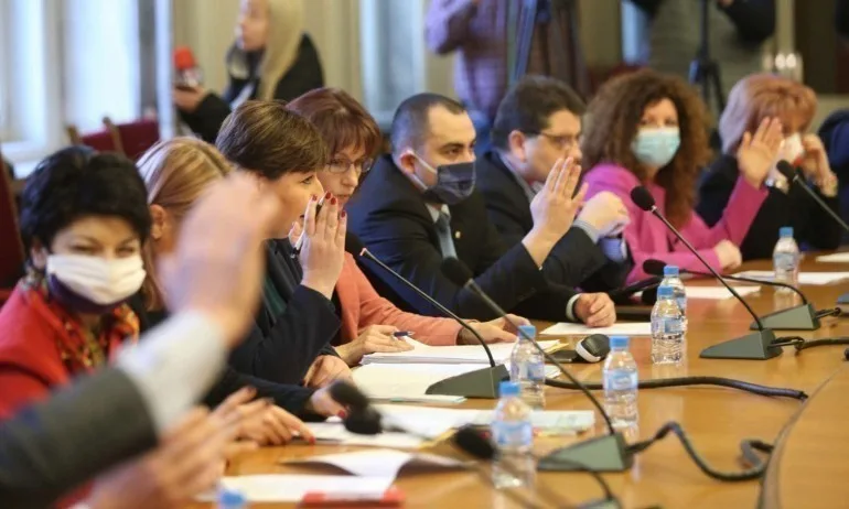 Правна комисия одобри предложението на ГЕРБ за преносими урни за карантинираните - Tribune.bg