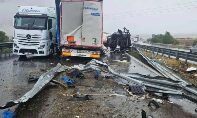 Тежка катастрофа блокира движението на АМ Хемус - Tribune.bg