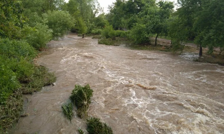 Опасност от порои и наводнения по някои реки в Южна България - Tribune.bg