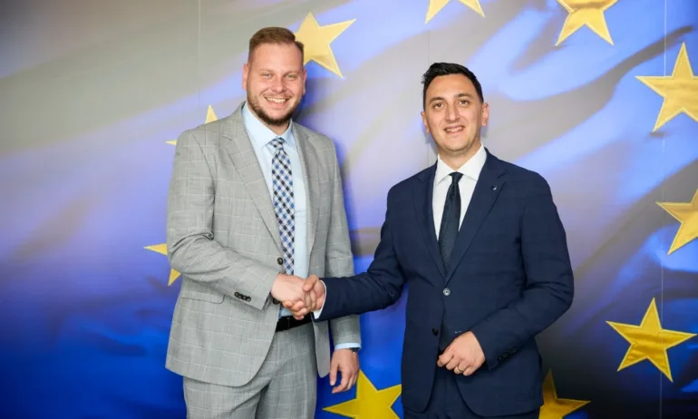 Зам.-министър Петър Младенов се срещна с еврокомисаря по младежта и спорта Глен Микалеф - Tribune.bg