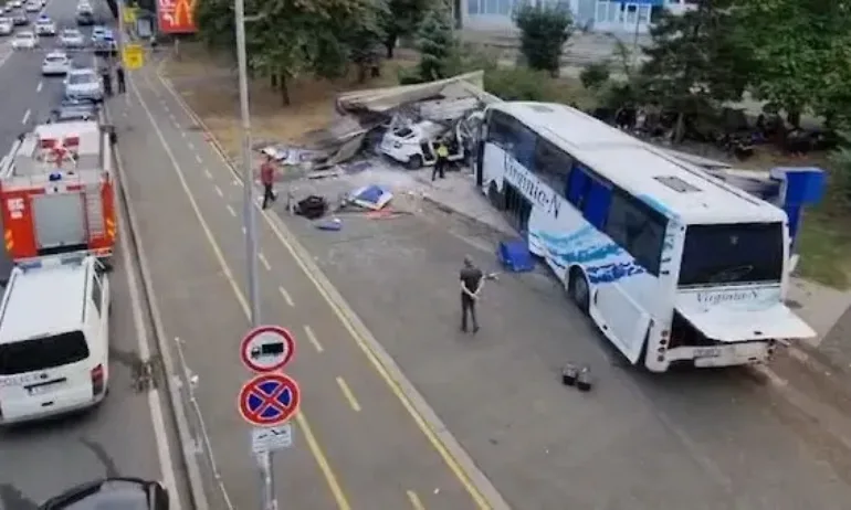 Шофьорът на автобуса, убил двама полицаи и помагачите му се изправят пред съда - Tribune.bg