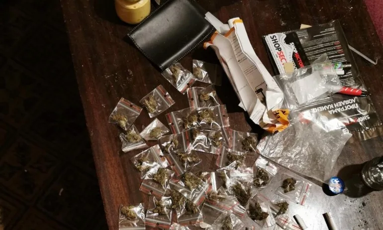 Спипаха дилър да продава дрога пред дома си в Костинброд - Tribune.bg