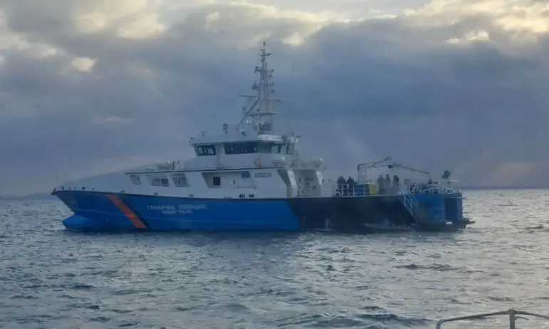 Граничният кораб Балчик е спасил 44 бедстващи мигранти до остров Лесбос - (СНИМКИ) - Tribune.bg