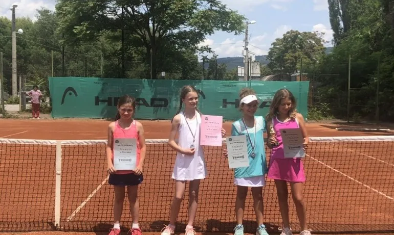 Виктор Атанасов и Адриана Раванова спечелиха регионално до 10 г. в Радомир - Tribune.bg