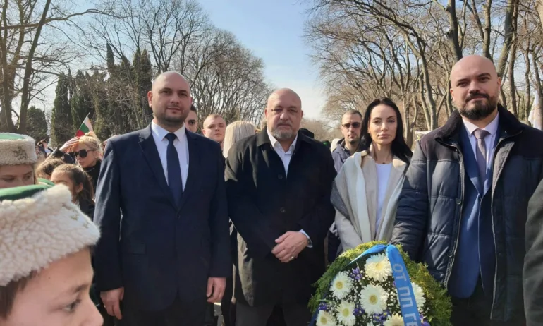 ПП ГЕРБ - Варна с поклон пред паметника на Апостола - Tribune.bg