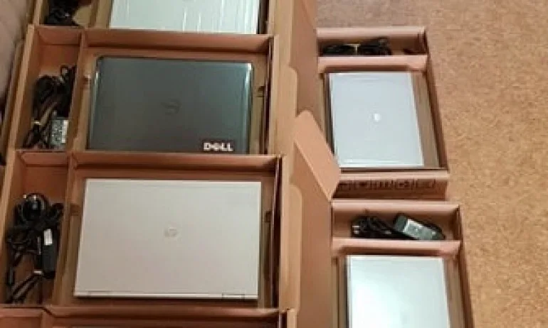 Варненските депутати от ГЕРБ даряват компютри на ученици - Tribune.bg