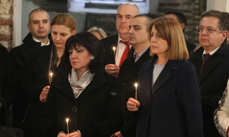 Караянчева: Заради болезнени амбиции и дребнаво озлобление, оскверниха историческата ни памет - Tribune.bg