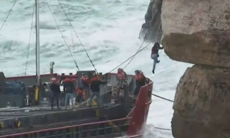 След 17 дни в морето: Започна евакуацията на екипажа на Вера Су (СНИМКИ) - Tribune.bg