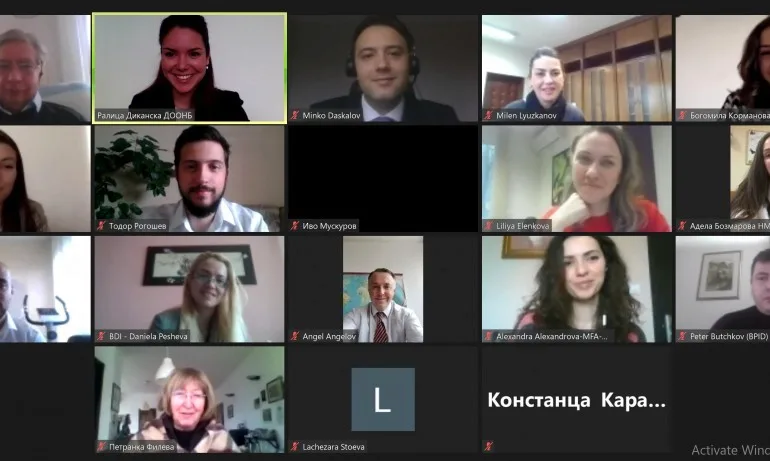 Екатерина Захариева поздрави българските младежки делегати към ООН - Tribune.bg