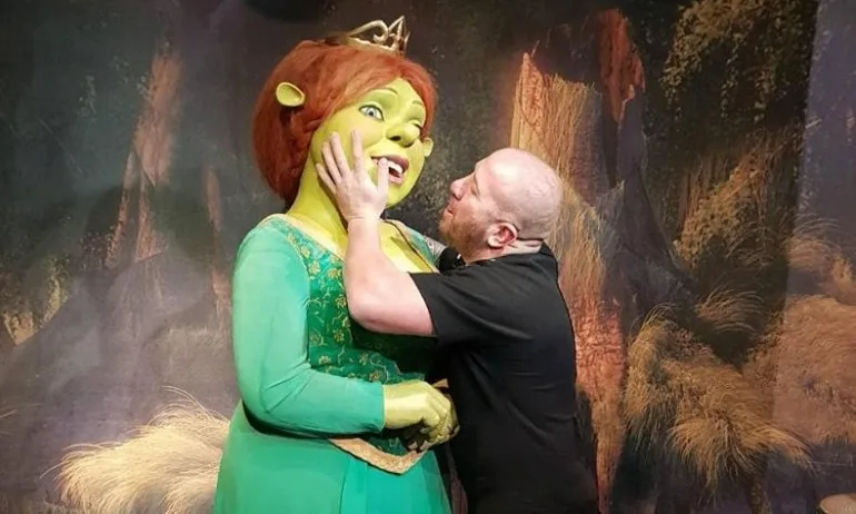 Изненада за рождения ден на ловеца на мигранти - Tribune.bg