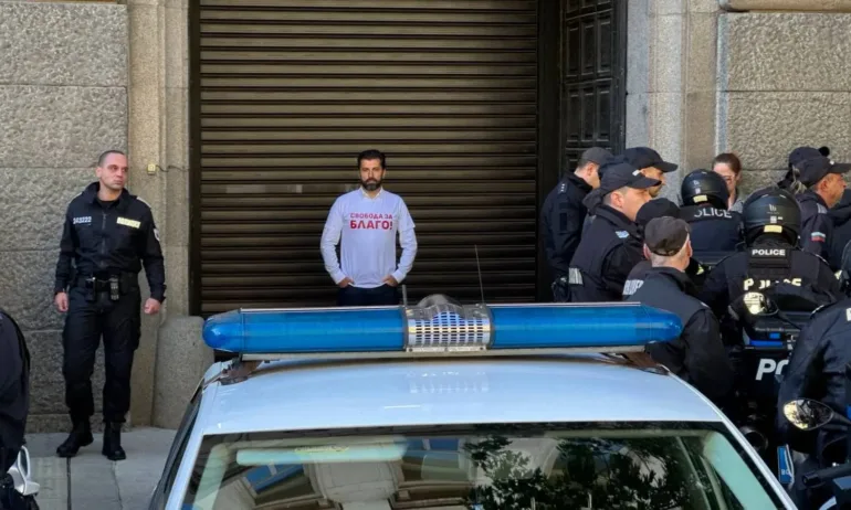 Народната любов към Кирил Петков: Вредите на страната ни, вие сте за арест - Tribune.bg