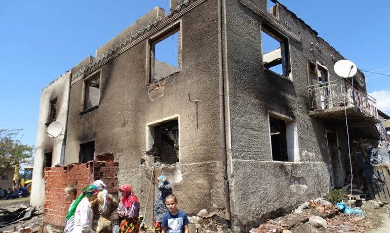 Осигуряват фургони за пострадалите от пожара в с. Кръстава - Tribune.bg