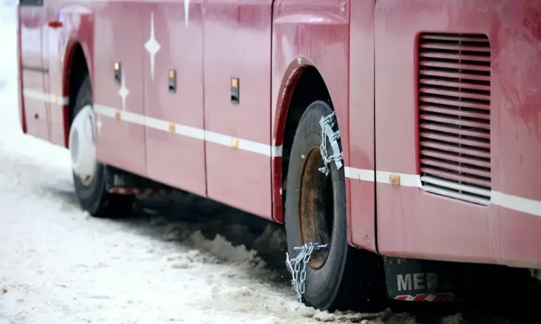 Автобус с 25 души закъса край свищовското село Вардим - Tribune.bg