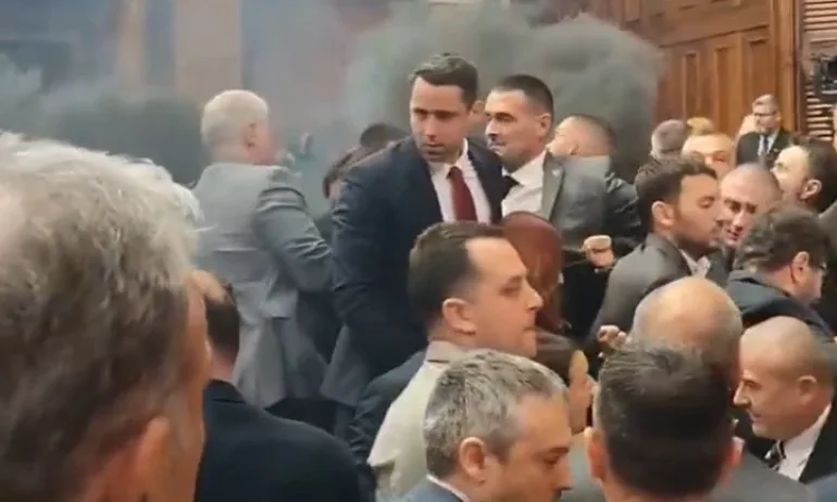 Опозицията хвърли димки в сръбския парламент - Tribune.bg