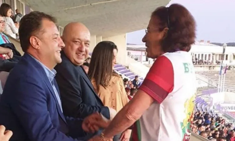 Голямата Йорданка Благоева на мача Етър – Ман Юнайтед с Кралев и Панов - Tribune.bg