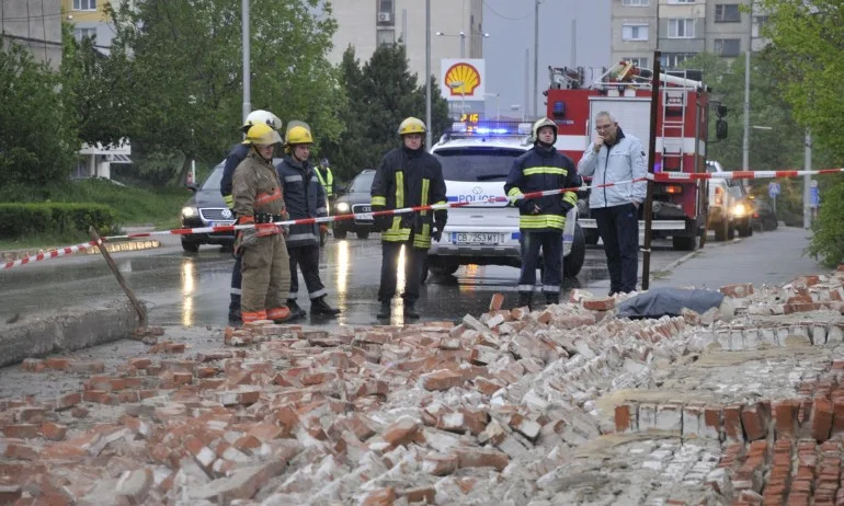 Каракачанов разпореди проверка за падналата стена, която уби човек в Хасково - Tribune.bg