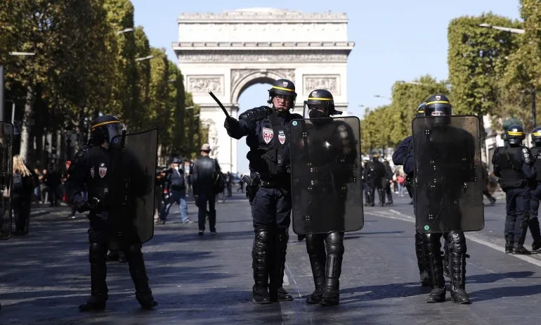 Над 100 задържани при протести в Париж - Tribune.bg