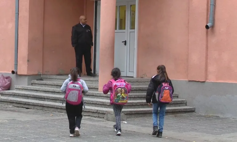 МОН: Два пъти се е увеличил броят на училищните психолози и на педагогическите съветници - Tribune.bg