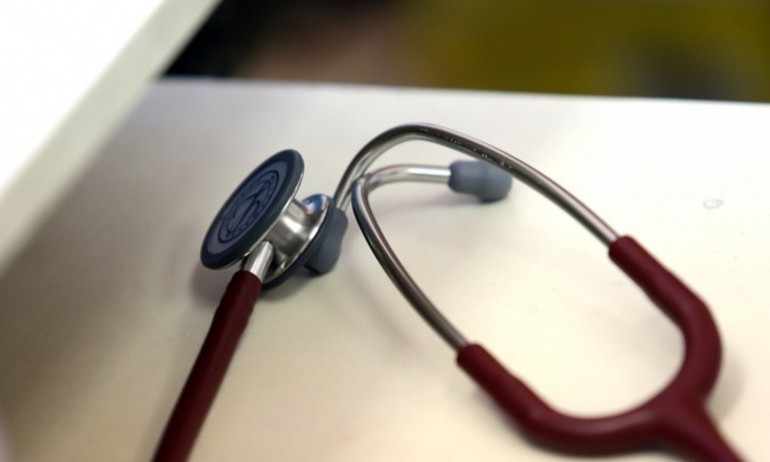 Медици издигат палатков лагер пред МЗ поради отказ да увеличат заплатите им - Tribune.bg