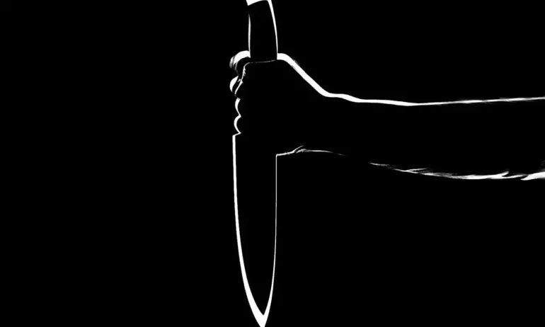 Служители от РУ-Панагюрище задържаха две млади момичета, намушкали с нож