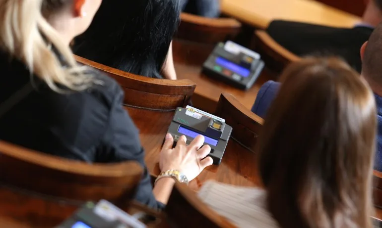 Първи опит- неуспешен: Липсата на кворум провали гласуването на отказа от кабинета Николов - Tribune.bg