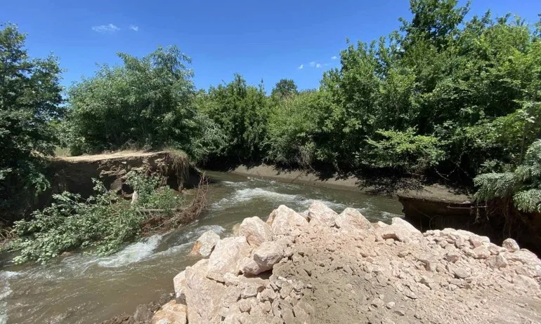 Готвят частично бедствено положение в пазарджишко село заради скъсана дига на канал - Tribune.bg