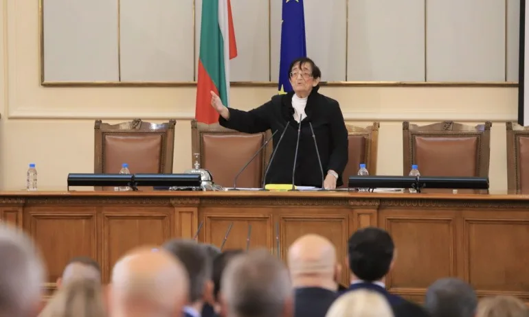 Депутатите пак ще си заседават в старата сграда, Мика Зайкова отново открива парламента - Tribune.bg
