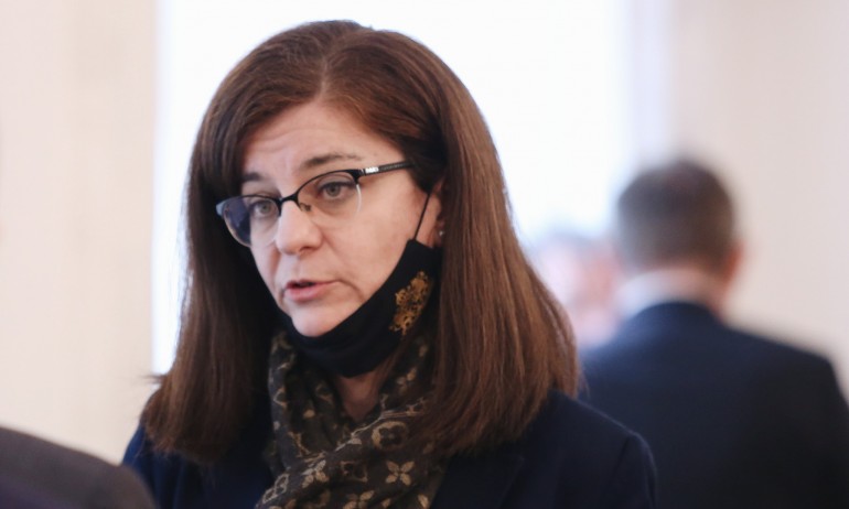 Генчовска уреди на секретарката си служба в консулството в Мюнхен, заминава лятото - Tribune.bg