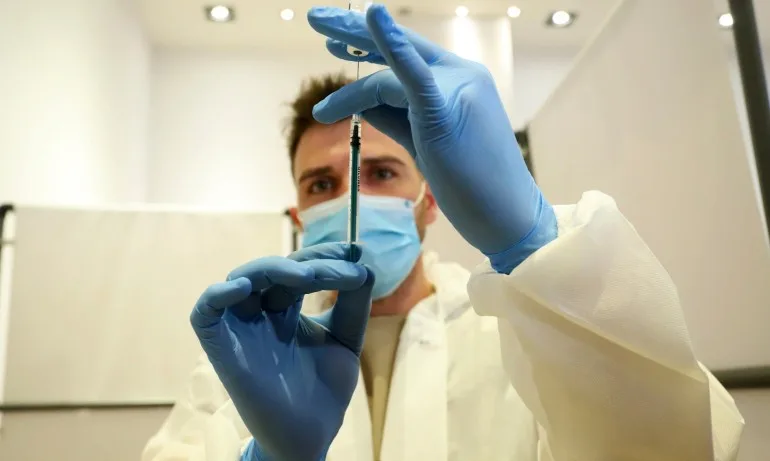 От понеделник слагат ваксини и в столични офиси с над 50 служители - Tribune.bg