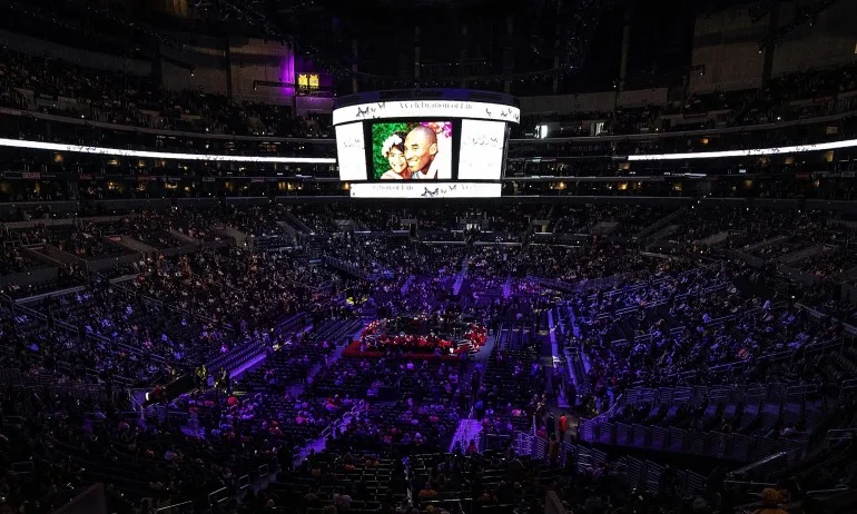 Спортисти, певци, актьори и хиляди фенове се разделиха с Коби Брайънт - Tribune.bg