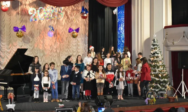 Коледен концерт на Пееща дъга и Музикалната школа при Ловчанско читалище - Tribune.bg