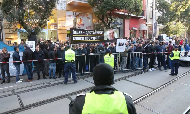 Марш за законност в подкрепа на Гешев пред ВСС (СНИМКИ) - Tribune.bg