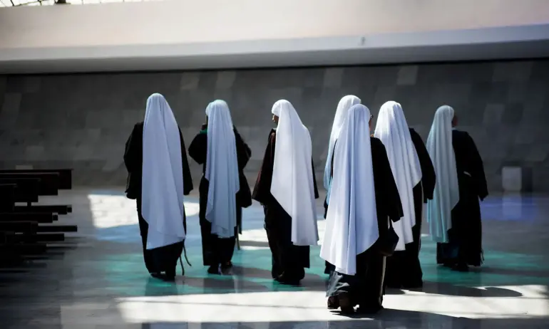 Свещеник карал монахини гледат порно и да правят тройки за духовно израстване - Tribune.bg